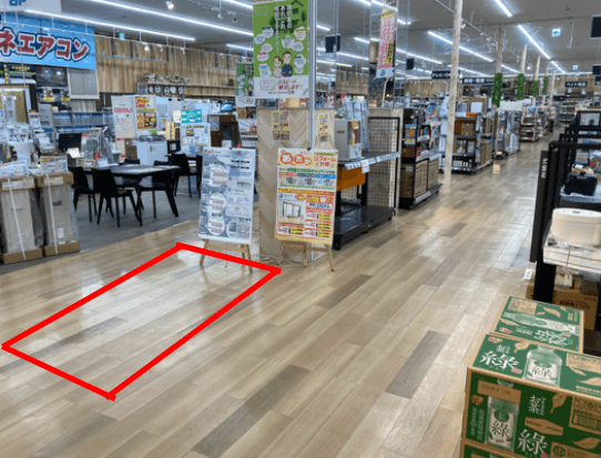 店内入口正面 プロモーションや物販に最適なホームセンター内階段前の催事イベントスペース