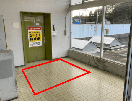 2F駐車場へのEVホール プロモーションや物販に最適なホームセンター内階段前の催事イベントスペース