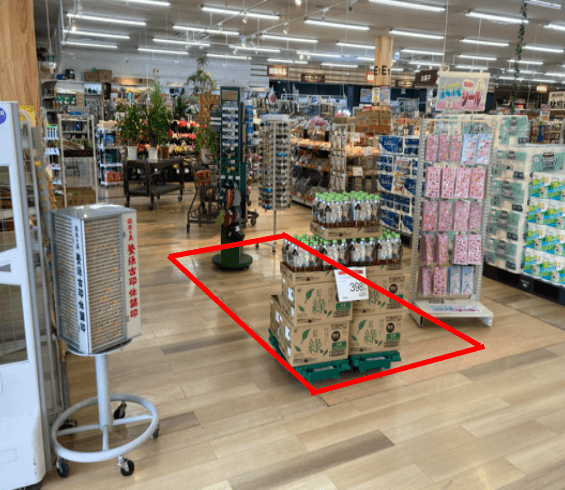 店内レジ横 プロモーションや物販に最適なホームセンター内階段前の催事イベントスペース
