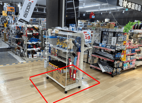 店内奥主通路 プロモーションや物販に最適なホームセンター内階段前の催事イベントスペース