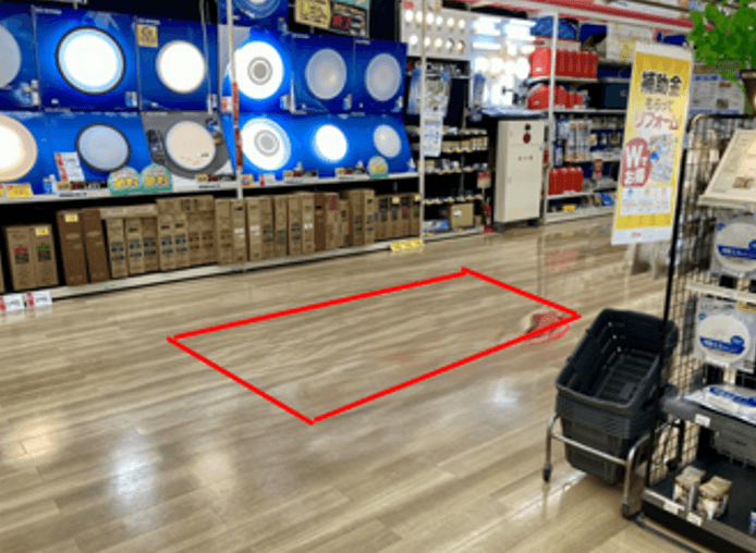 店内後方照明売場前 プロモーションや物販に最適なホームセンター内の催事イベントスペース