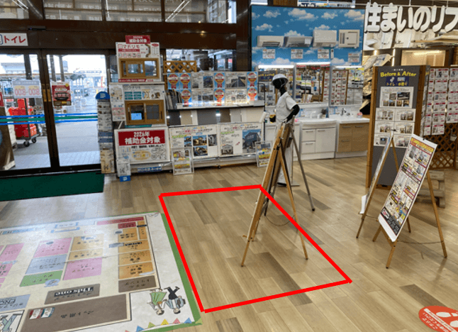 入口横レジ付近 プロモーションや物販に最適なホームセンター内階段前の催事イベントスペース