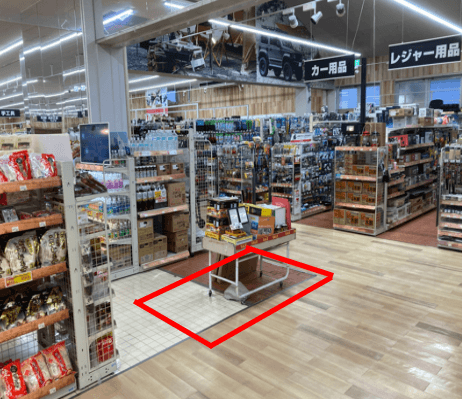 店内食品コーナー角 プロモーションや物販に最適なホームセンター内階段前の催事イベントスペース