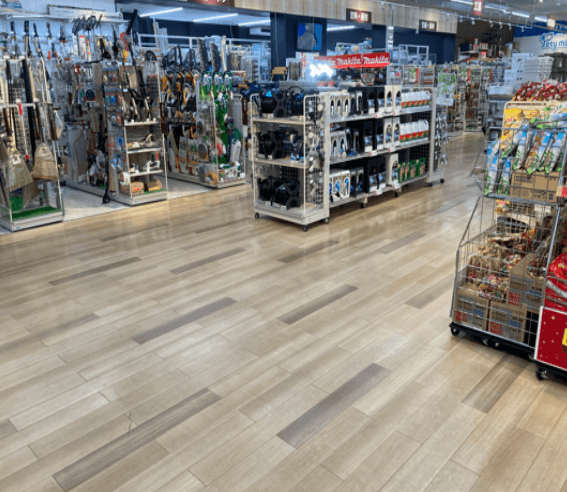 店内レジ横 プロモーションや物販に最適なホームセンター内階段前の催事イベントスペース