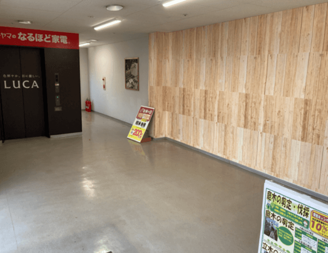 2F駐車場へのEVホール プロモーションや物販に最適なホームセンター内階段前の催事イベントスペース