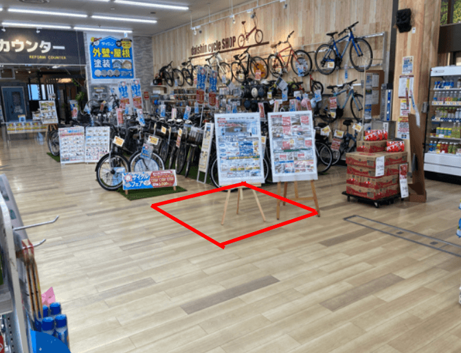 サービスカウンター脇 プロモーションや物販に最適なホームセンター内階段前の催事イベントスペース