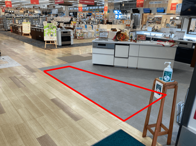 サービスカウンター前 プロモーションや物販に最適なホームセンター内階段前の催事イベントスペース