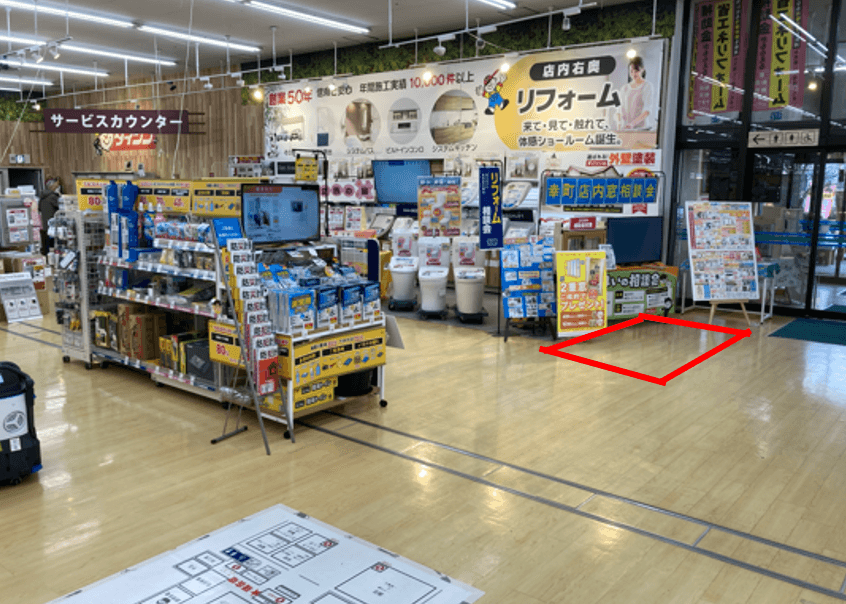 サービスセンター前 プロモーションや物販に最適なホームセンター内階段前の催事イベントスペース
