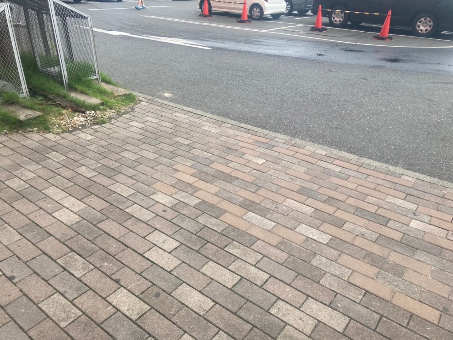 屋外 キッチンカーの出店が可能なホームセンター入り口前の催事イベントスペース