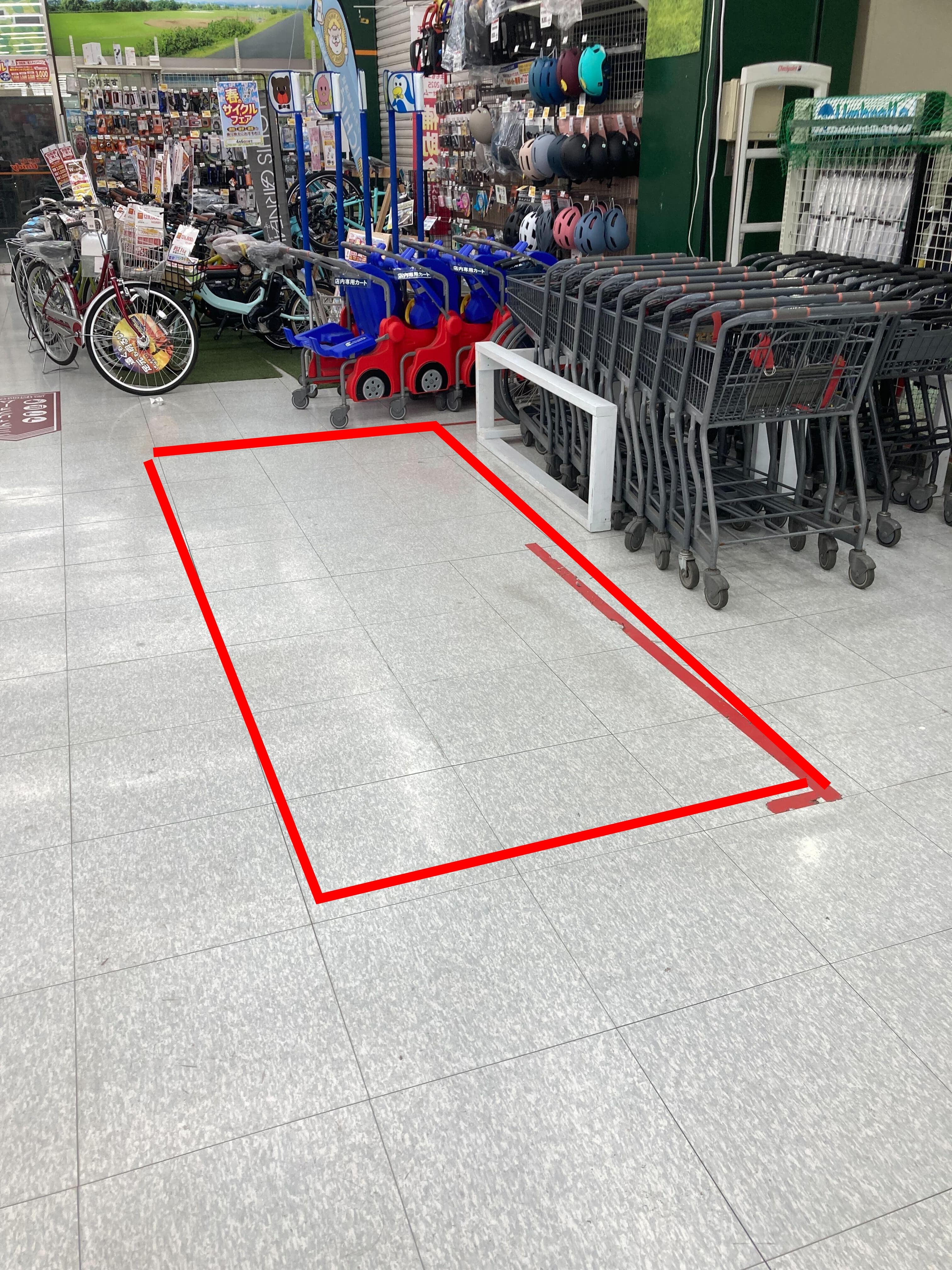 レジ付近 物販やプロモーションに最適なホームセンター内レジ付近の催事イベントスペース1