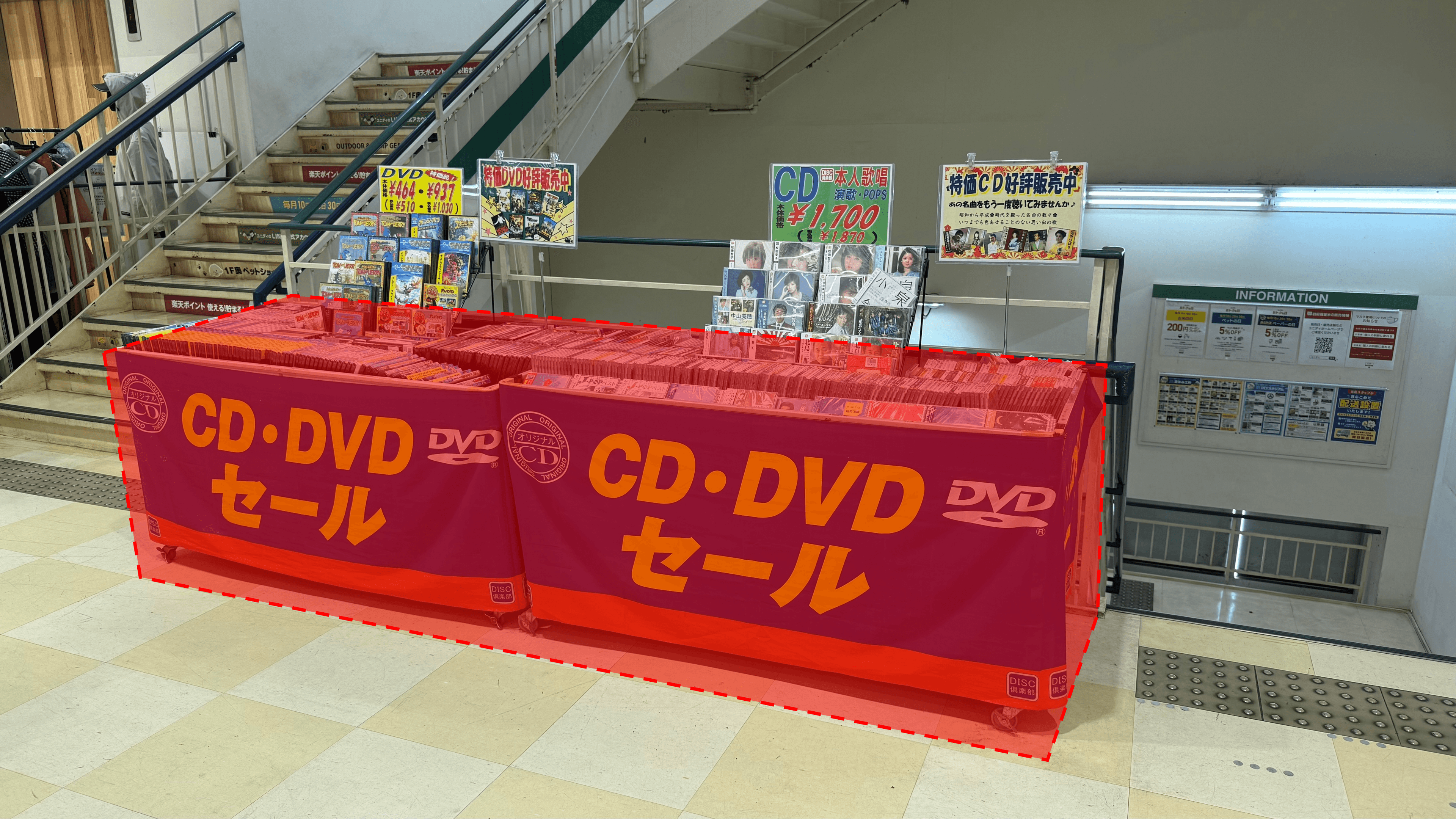 2階エスカレーター横階段前 物販やプロモーションに最適なホームセンター内エスカレーター横の催事イベントスペース