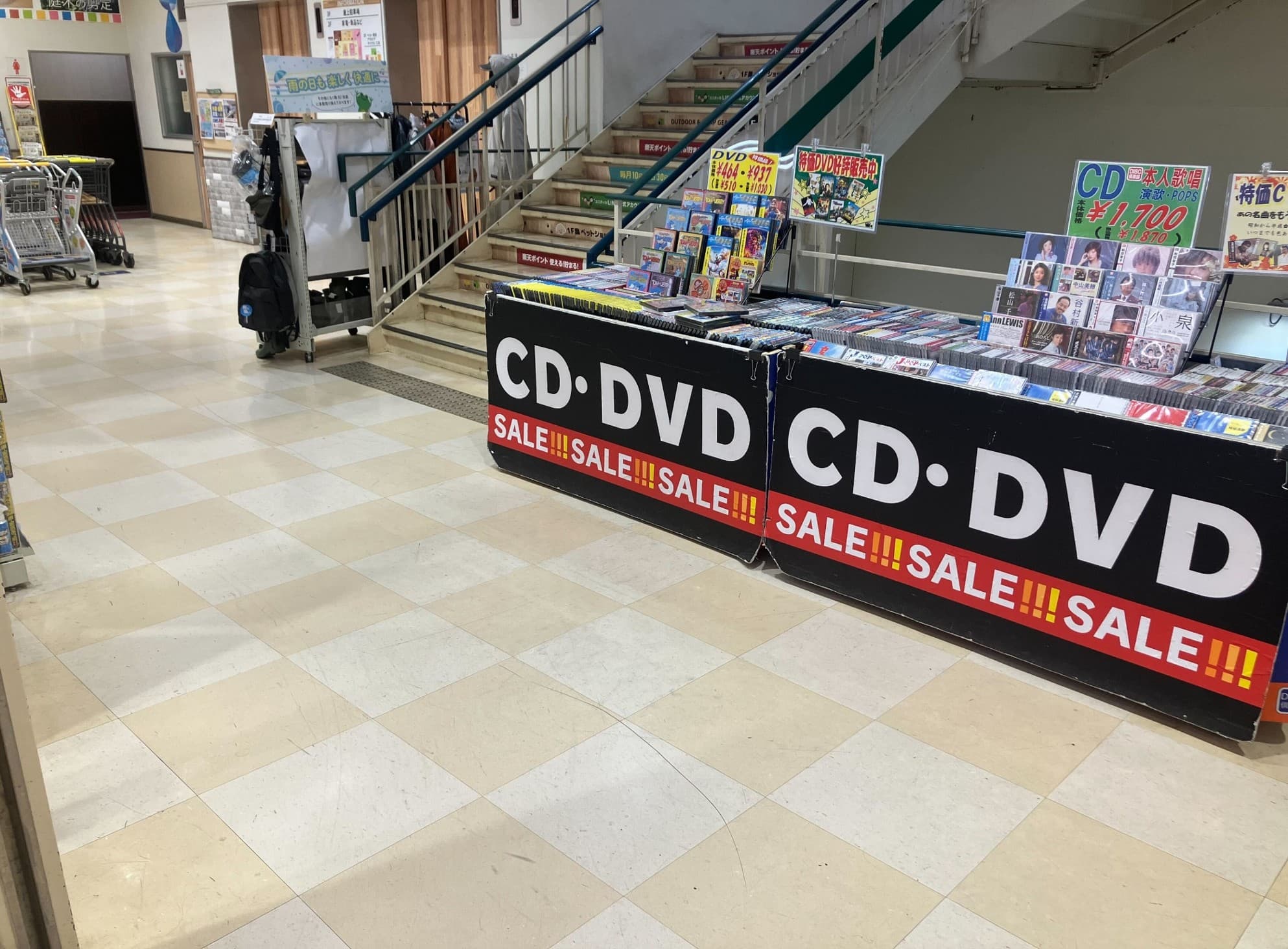 2階エスカレーター横階段前 物販やプロモーションに最適なホームセンター内エスカレーター横の催事イベントスペース1