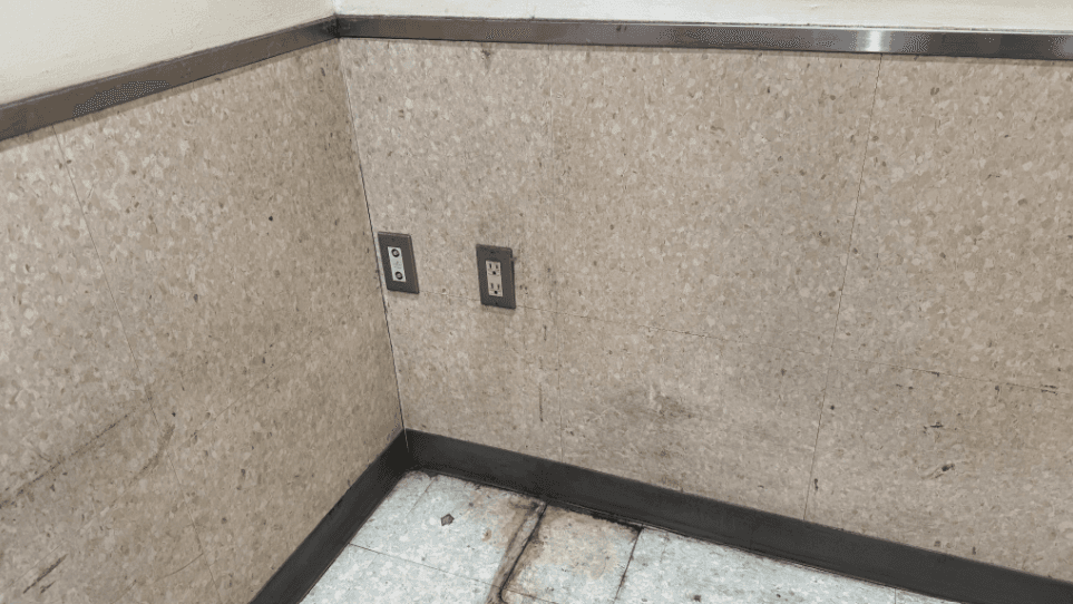 1階階段前 プロモーションや物販に最適なホームセンター内階段前の催事イベントスペース2